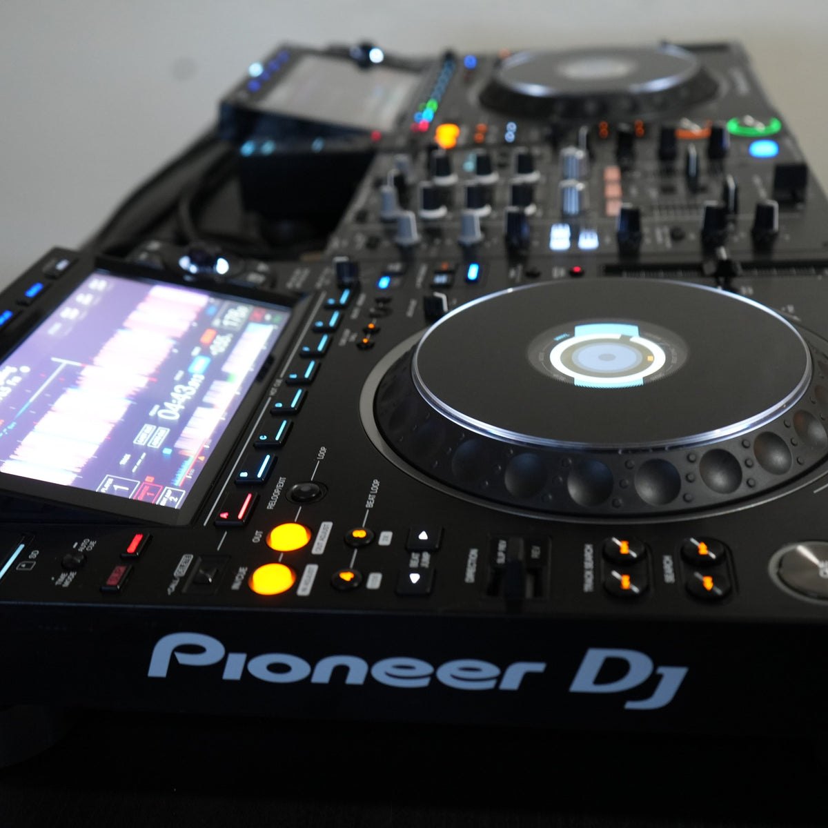 Vista en contrapicado de un Pioneer CDJ-3000 en el estudio de B UR MUSIC