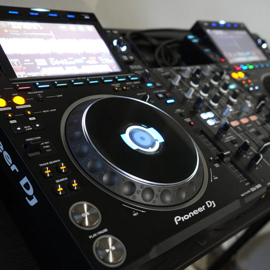 Manos en el jog wheel de un Pioneer CDJ-3000 durante una clase privada de DJ con B UR MUSIC