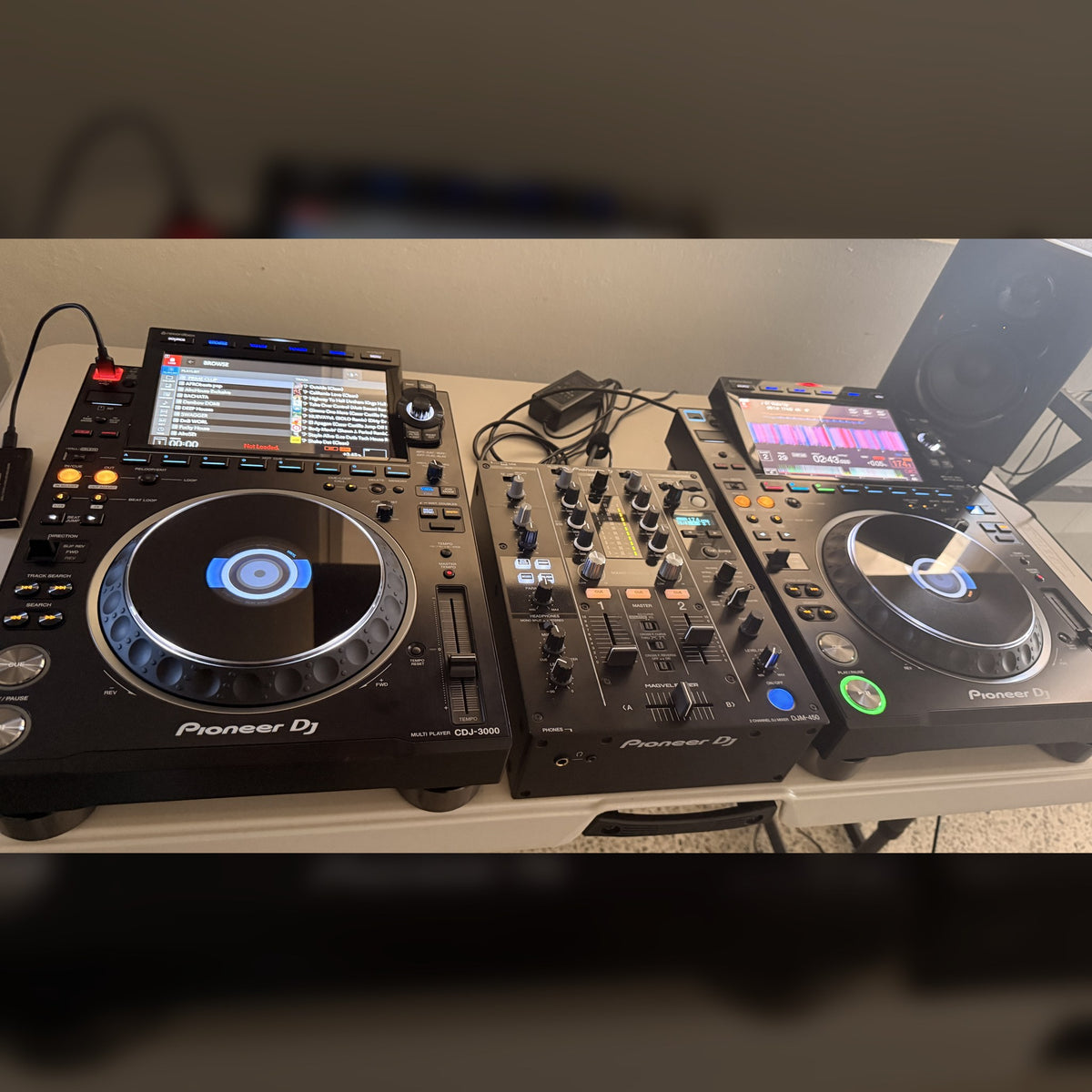 Setup profesional con dos CDJ-3000 y mixer donde se imparten las clases de DJ